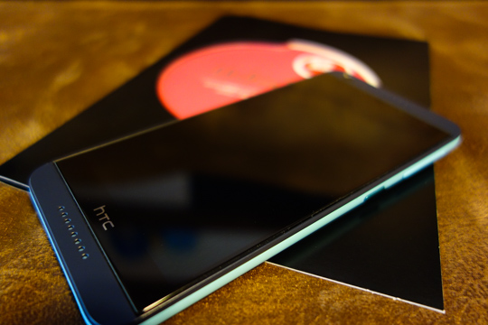 SIMカードとスマホ（HTC Desire 626）の写真